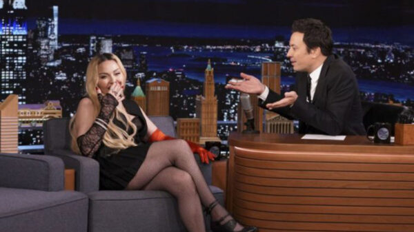 Madonna muestra su "derrier" durante show en vivo de Jimmy Fallon