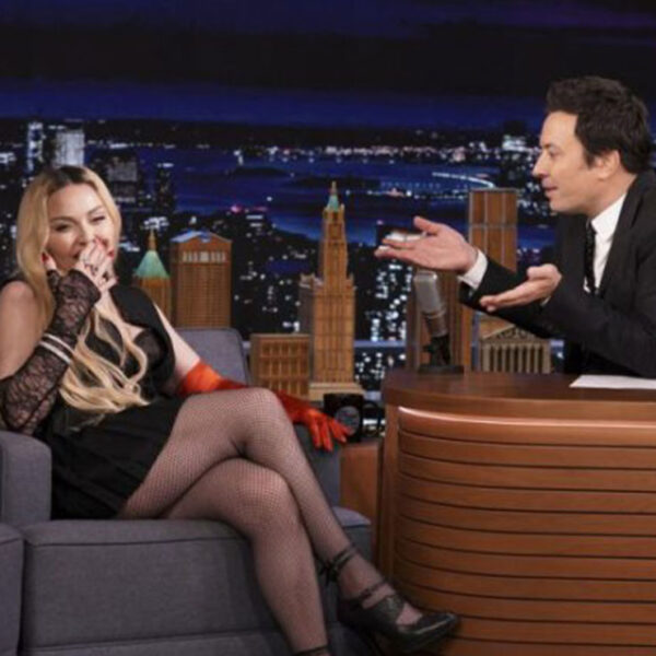 Madonna muestra su "derrier" durante show en vivo de Jimmy Fallon