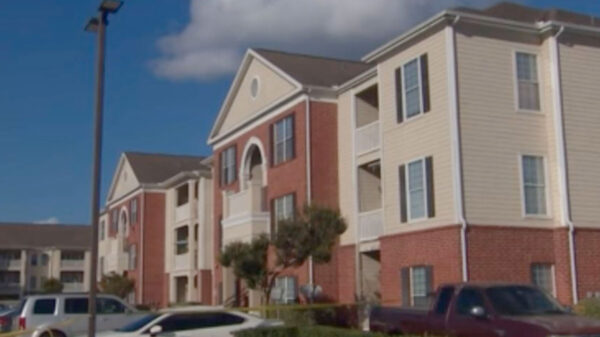 Madre abandona a sus 3 hijos a su suerte, con un cadáver en el domicilio