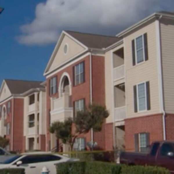 Madre abandona a sus 3 hijos a su suerte, con un cadáver en el domicilio