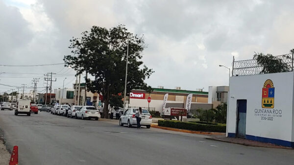 Cancún: Protestan taxistas en base de la Policia Quintana Roo en la SM 501