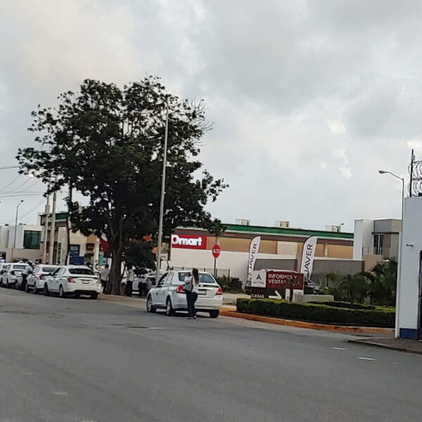 Cancún: Protestan taxistas en base de la Policia Quintana Roo en la SM 501