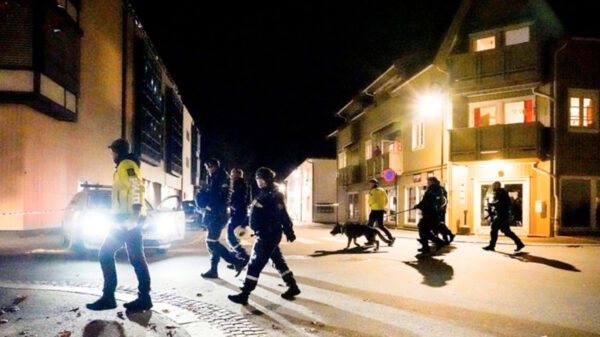 Sujeto ataca con arco y flecha a varias personas; hay varios muertos