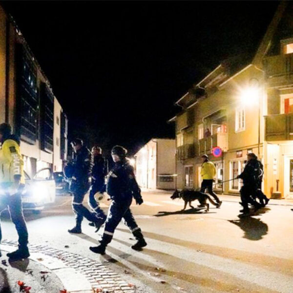 Sujeto ataca con arco y flecha a varias personas; hay varios muertos