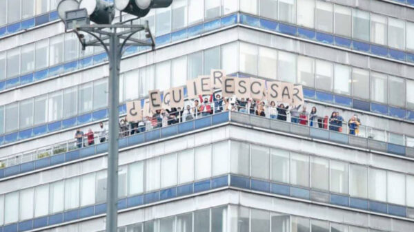 Mujer usa la Torre Latinoamericana para pedir matrimonio a su novia