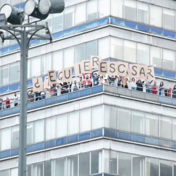 Mujer usa la Torre Latinoamericana para pedir matrimonio a su novia
