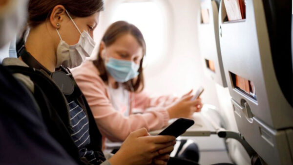 Adolescentes y niños podrán viajar a EU sin estar vacunados contra el covid-19