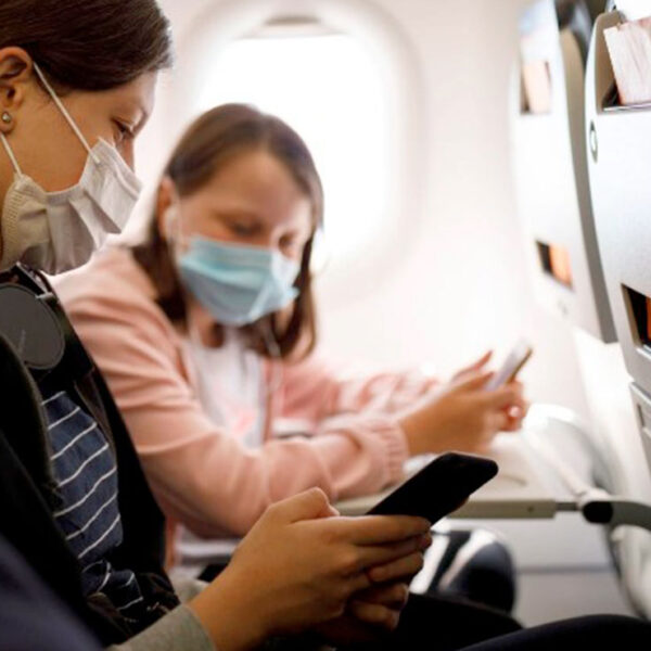 Adolescentes y niños podrán viajar a EU sin estar vacunados contra el covid-19