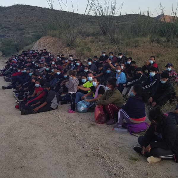 En desierto de Sonora-Arizona recatan a 130 menores migrantes
