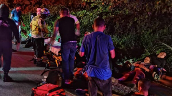 Reportan 3 muertos y 23 lesionados tras volcar e incendiar camioneta con migrantes