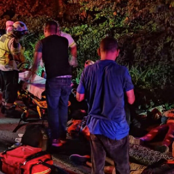 Reportan 3 muertos y 23 lesionados tras volcar e incendiar camioneta con migrantes