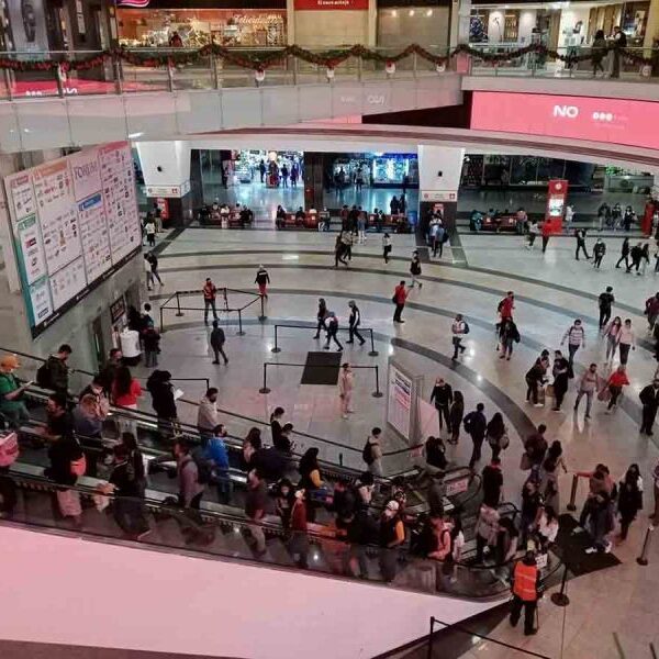 ¡Tragedia familiar! Quinceañera se lanza del tercer piso de centro comercial en la CDMX