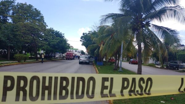 Ejecutan a un hombre a bordo de camioneta en concurrida calle de Cancún