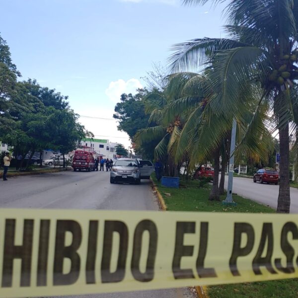 Ejecutan a un hombre a bordo de camioneta en concurrida calle de Cancún