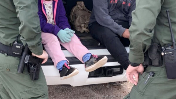 Rescatan a menor de 7 años abandonada por traficante de migrantes