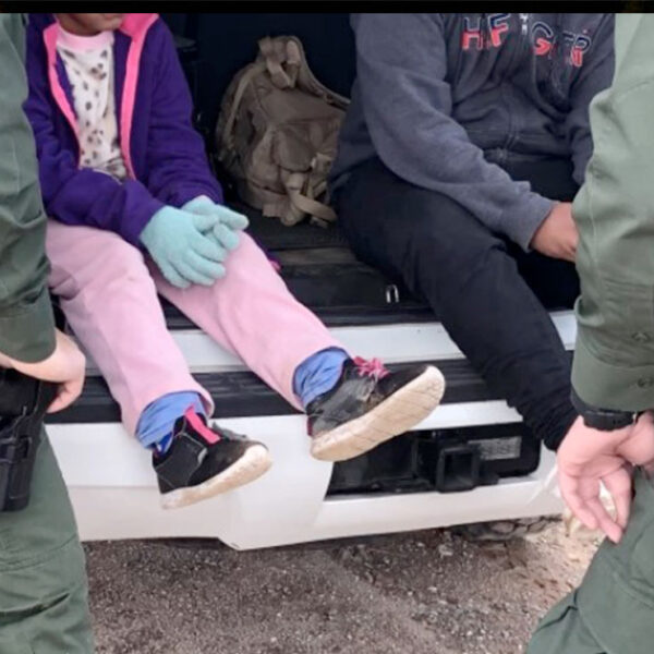 Rescatan a menor de 7 años abandonada por traficante de migrantes