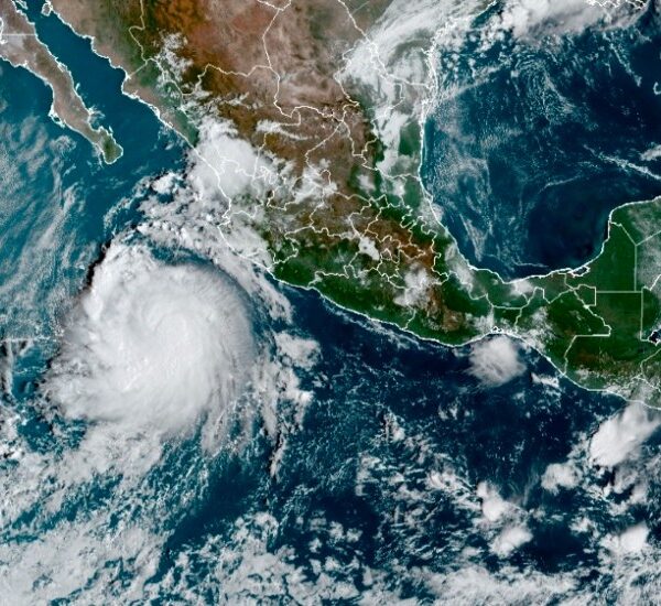 Se forma el huracán 'Pamela' frente a costas de Jalisco.