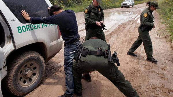 Despiden a agentes fronterizos de EU por ofensas a migrantes