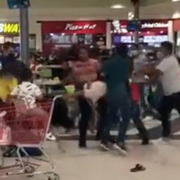 Video: Familias pelean a golpes por una mesa en una plaza comercial