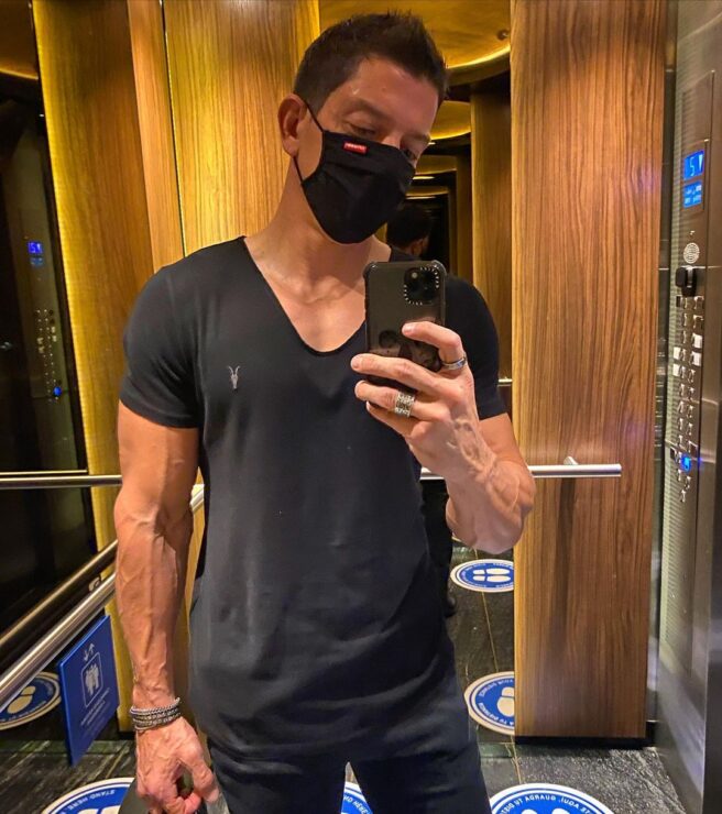 Por esta razón Yahir golpea a un fan en el aeropuerto