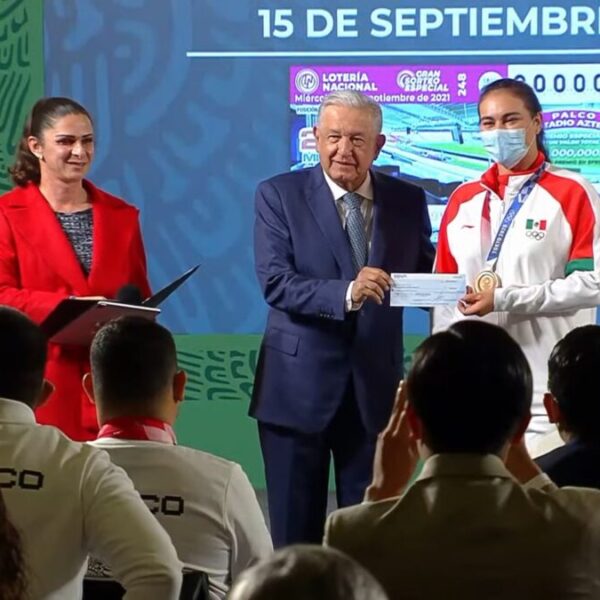 Entrega AMLO estímulos a deportistas de Tokio 2020