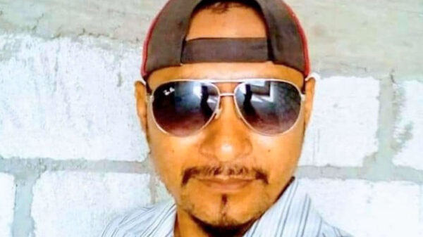 Presunto expolicía asesina a dos mujeres y huye llevándose a una menor