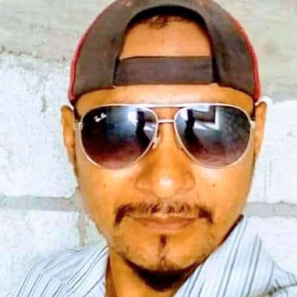 Presunto expolicía asesina a dos mujeres y huye llevándose a una menor