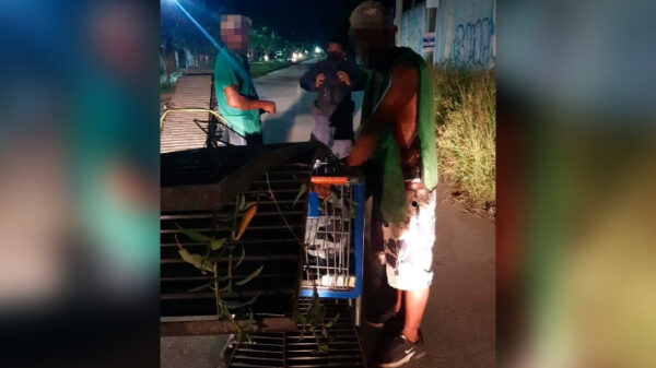 Cancún: Sorprenden a dos sujetos robando rejillas de alcantarillas.
