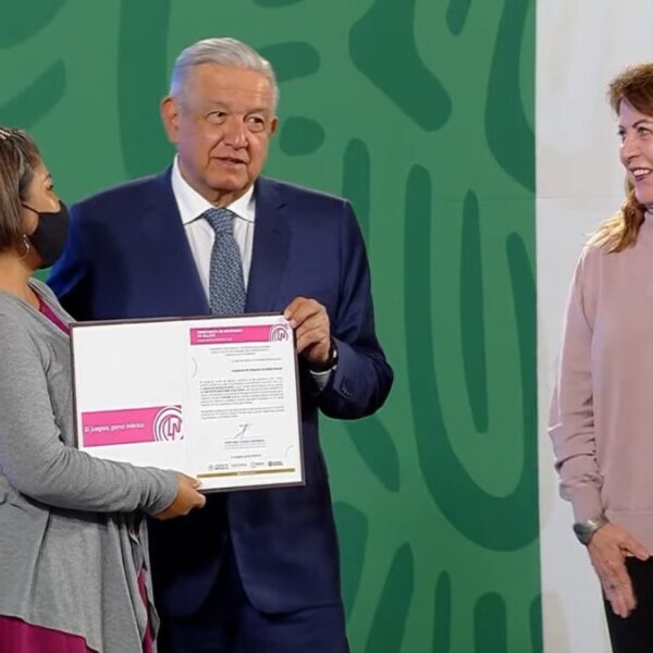 Piden a suertudos cobrar premios de la Lotería; entregan rancho de la ‘Barbie’