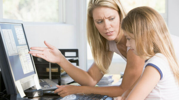 Piden a padres extremar vigilancia en niños por el uso de redes sociales y videojuegos