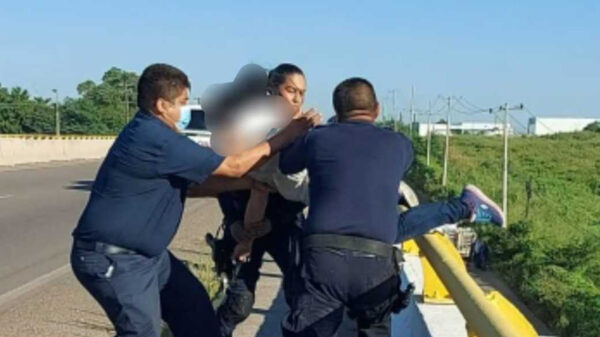 Rescatan a mujer quien intentó arrojarse de un puente en Culiacán