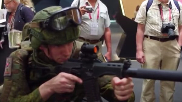Video: Rusia presenta equipamiento de sus soldados del futuro