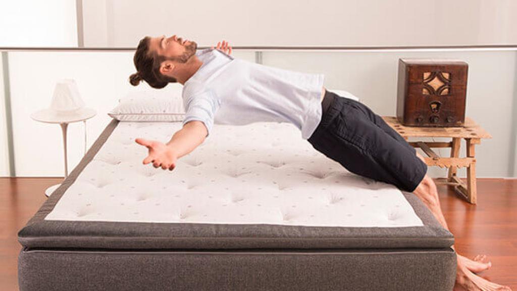 está diseñado para las parejas, es un poco más amplio que el colchón