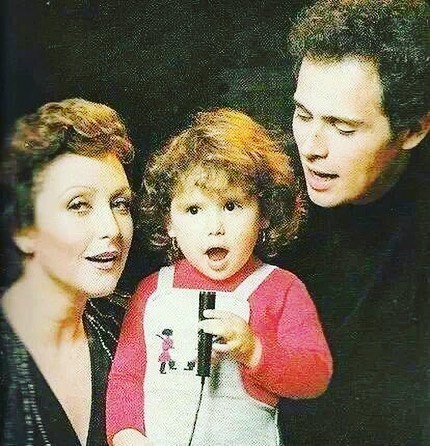 Sacan a Angélica Vale de Televisa con policías