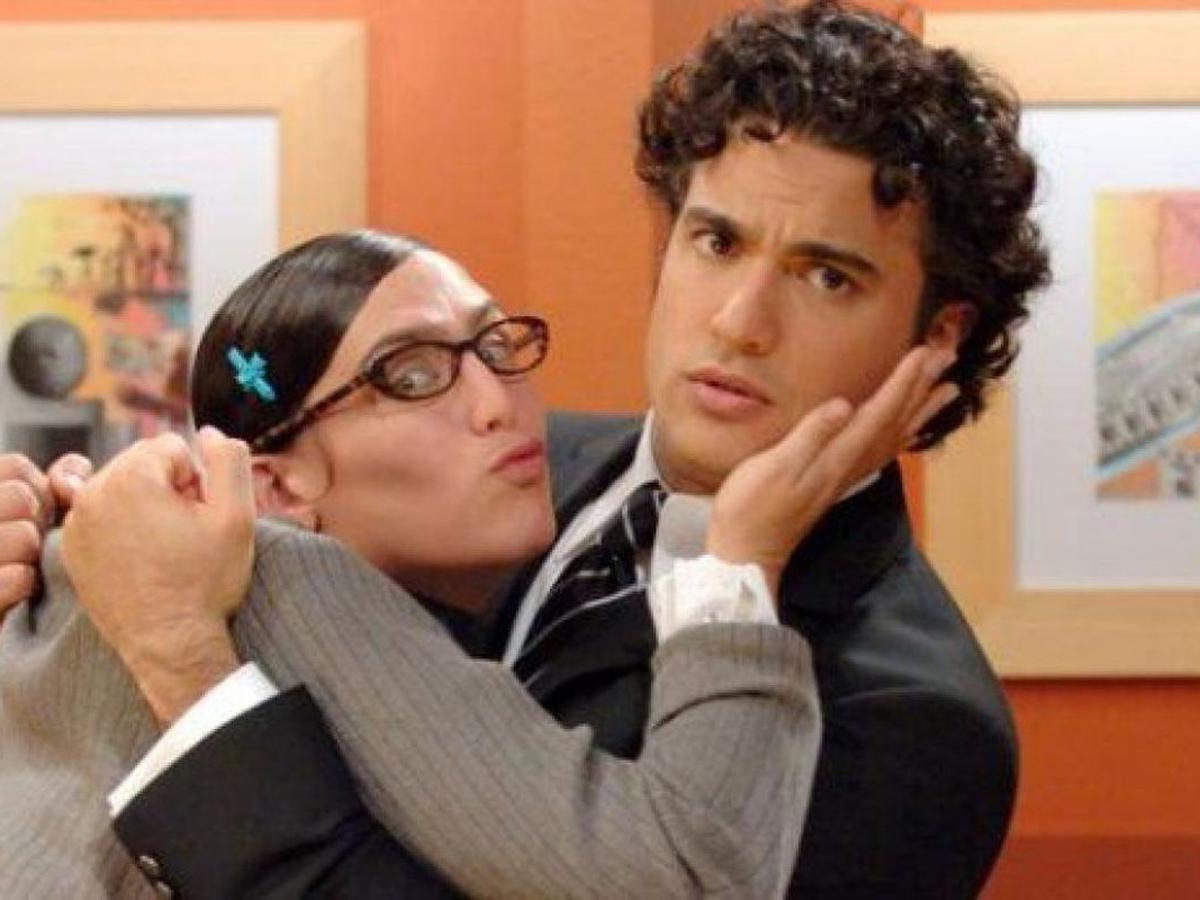 Sacan a Angélica Vale de Televisa con policías