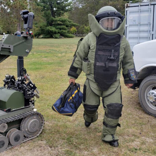 Capacitan a grupo anti explosivos de Sedena en Canada