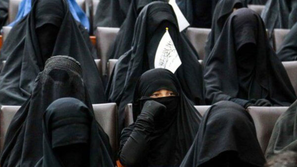 Talibanes dejará que las mujeres afganas cursen la secundaria