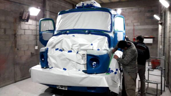 Empresa paga hasta 42 mil pesos mensuales por reparar carrocerías