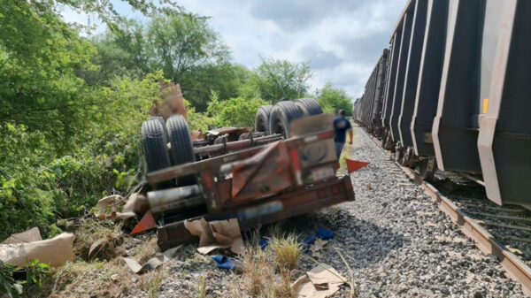 Trailero quiso ganarle el paso al tren; no lo logra y se impactan
