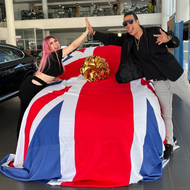Tras robo de auto, youtuber le regala uno nuevo a la Bebeshita