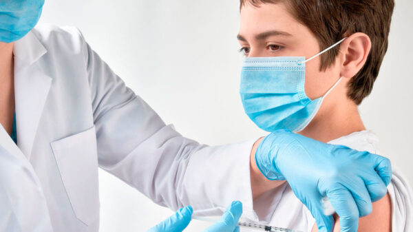 Ordena juzgado que se vacune contra covid-19 a todos los menores de edad de México