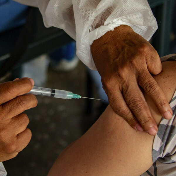 Avalan aplicación de tercera dosis de Pfizer en mayores de 18 años