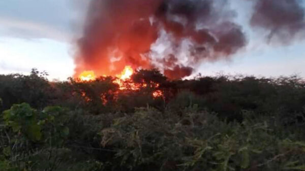 Se vuelca e incendia autobús turístico y deja 12 lesionados