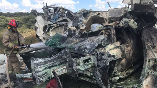 Choca tráiler con camioneta y se incendian; hay siete muertos