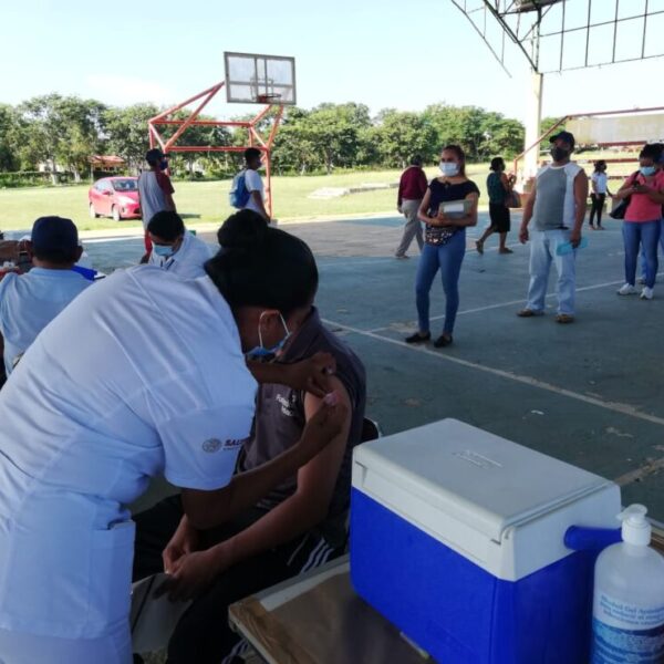 Exitosa aplicación de la vacuna anticovid para rezagos en Lázaro Cárdenas.