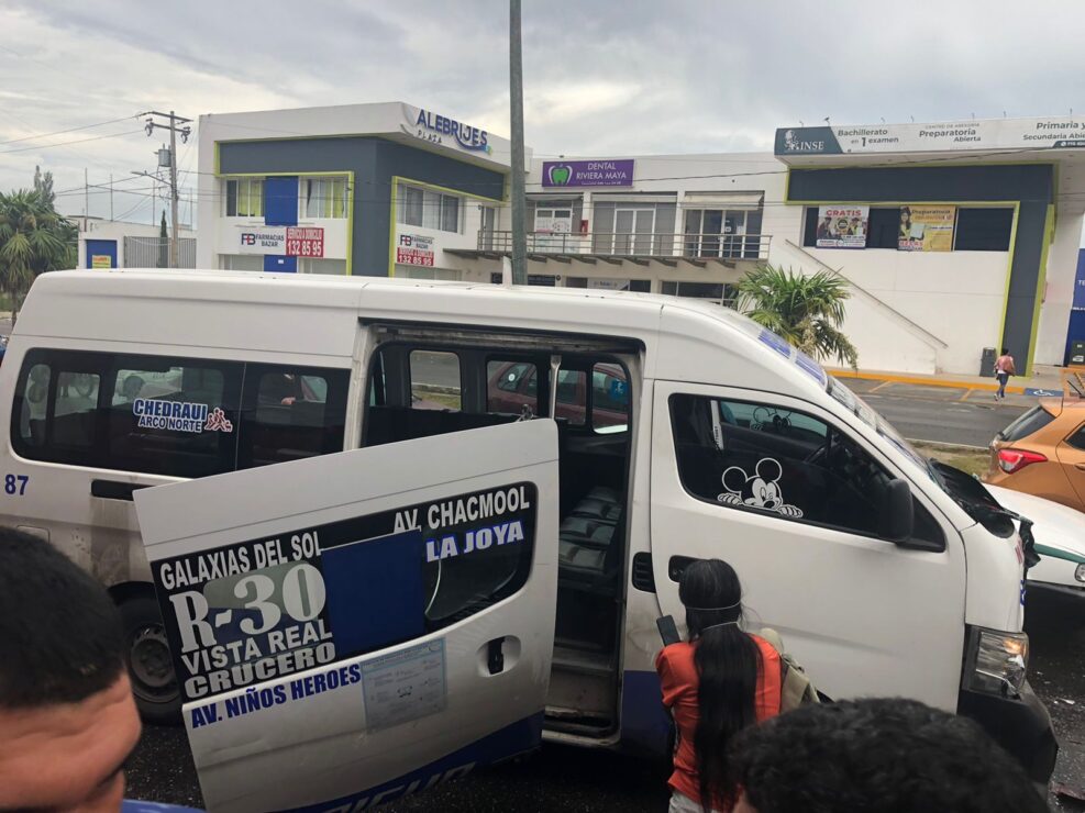 Choque entre combis deja 7 lesionados en Cancún, aparatoso accidente mañanero en el cruce de la avenida Kabah con Niños Héroes.