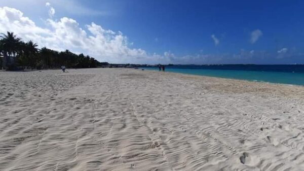Busca actual administración de Isla Mujeres recuperar banderas azules en playas.