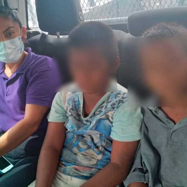 Geavi retira de la calles de Cancún a dos niños limpiaparabrisas.