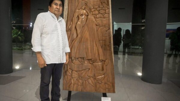 La X-Tabay llega a Brasil, obra emblemática del escultor maya Juan Cimá.