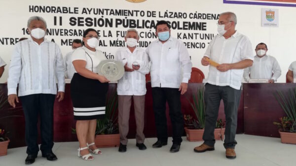 Entregan medalla al mérito ciudadano ‘Terencio Tah Quetzal’, durante el aniversario de Kantunilkin